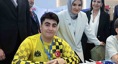 Bakan Göktaş, Türkiye Yıldızlar Satranç şampiyonu olan Topuz'u tebrik etti