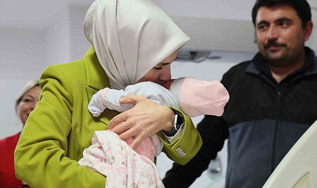 Bakan Göktaş, yeni doğan bebekler ve ailelerini ziyaret etti