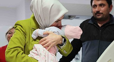 Bakan Göktaş, yeni doğan bebekler ve ailelerini ziyaret etti