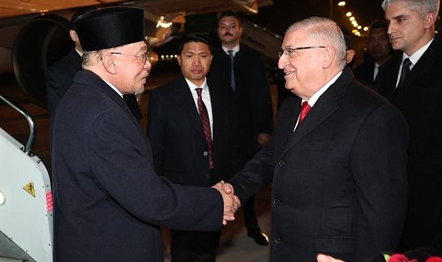 Bakan Güler, Türkiye'ye gelen Malezya Başbakanı İbrahim'i havaalanında karşıladı