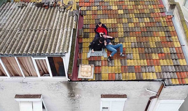 Balıkesir'de çatıya çıkan adamı polis ve itfaiye ekipleri indirdi