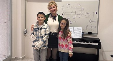 Balıkesir'in ikiz yetenekleri Londra'da başarıya koşuyor