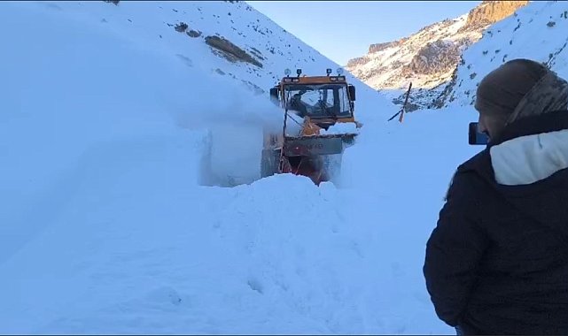 Başkale'de çığ nedeniyle kapanan yol ulaşıma açıldı