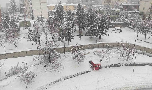 Batman'da bir ilçede eğitime kar tatili