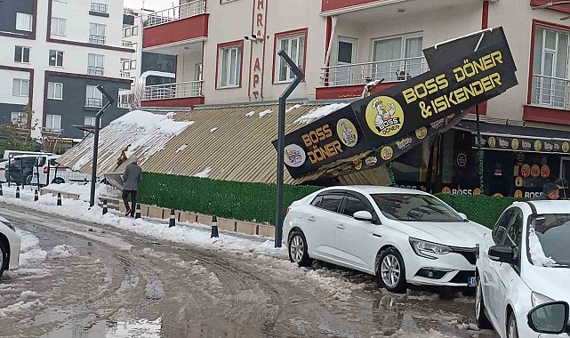 Batman'da kar nedeniyle iş yerlerin sundurması çöktü