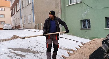 Bayburt'ta buzlu yollara tuz seriliyor