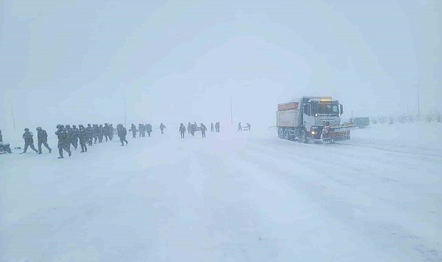 Bayburt'ta kar nedeniyle yolda kalan sürücülerin yardımına ekipler yetişti