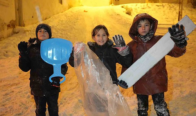 Bayburt'ta kar tatilini fırsat bilen çocuklar soluğu dışarıda aldı