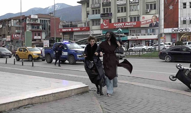 Bebek arabası lodosla birlikte sürüklenerek devrildi