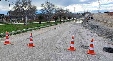 Belediye su tahliyesi yerine yolu kapattı, yapım aşamasındaki yolu açtı