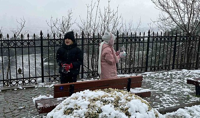 Beyaza bürünen Çamlıca'da kar topu savaşı görenleri gülümsetti