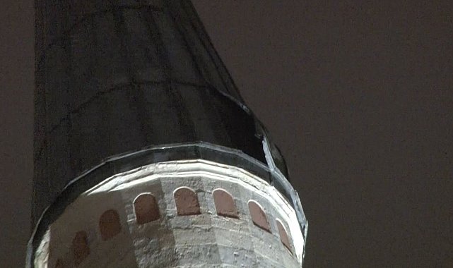Beyazıt Camii'nin minaresindeki kurşun kaplama lodosta söküldü