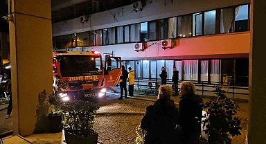 Beyoğlu'nda otelde çıkan yangında mahsur kalan 3 kişi ve bir köpek kurtarıldı