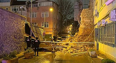 Beyoğlu'nda tarihi metruk binanın duvarı böyle yıkıldı