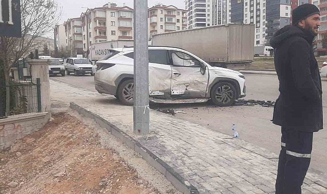 Beypazarı'nda iki otomobilin çarpışması sonucu 3 kişi yaralandı