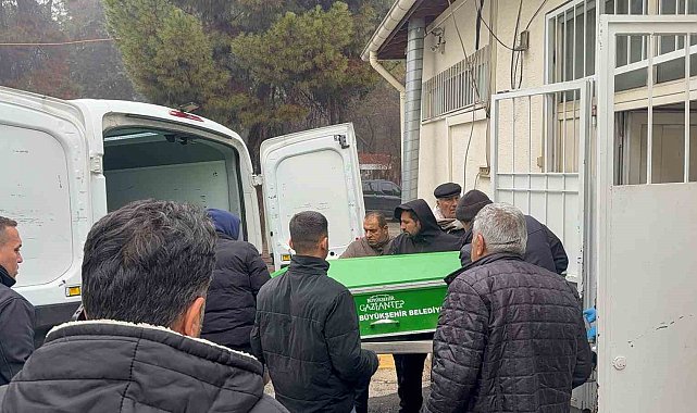 Bıçaklı kavgada öldürülen gencin cenazesi yakınlarına teslim edildi