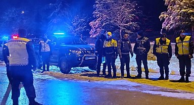 Bilecik Pazaryeri'nde Kaymakam Kara kurum çalışanlarını görev başında ziyaret etti