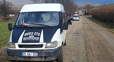 Bilecik Pazaryeri'nde motosiklet ile minibüs çarpıştı!