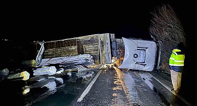 Bilecik'te direksiyon hakimiyetini kaybeden tır sürücüsü kaza yaptı