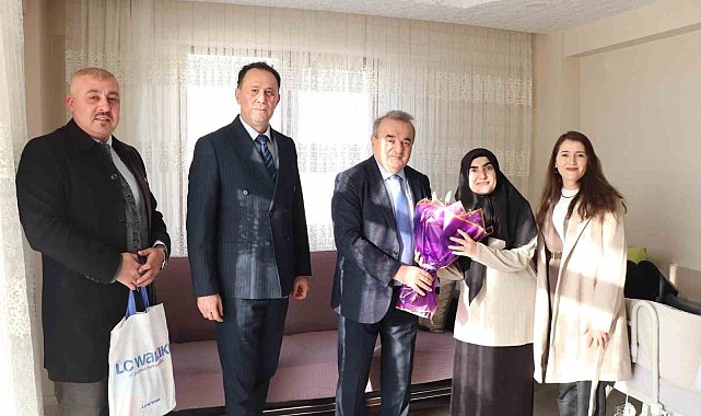 Bilecik'te evde eğitim öğrencisine karne sevinci