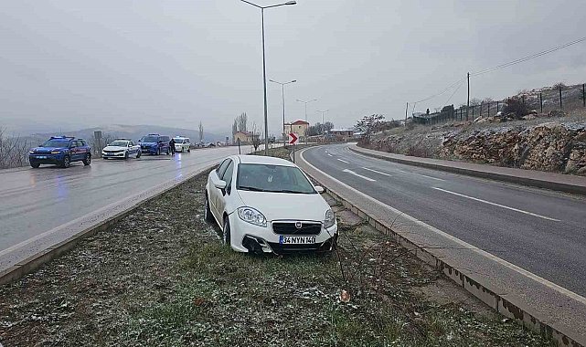 Bilecik'te lastiği patlayan otomobil orta refüje girdi: 1 yaralı