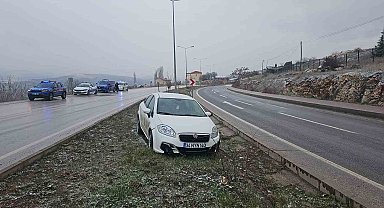 Bilecik'te lastiği patlayan otomobil orta refüje girdi: 1 yaralı