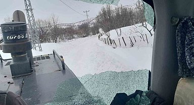 Bingöl'de ahır yolunu açmadılar diye iş makinesine saldırdılar
