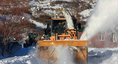 Bingöl'de yoğun kar yağışı sonrası köy yollarında çalışmalar devam ediyor