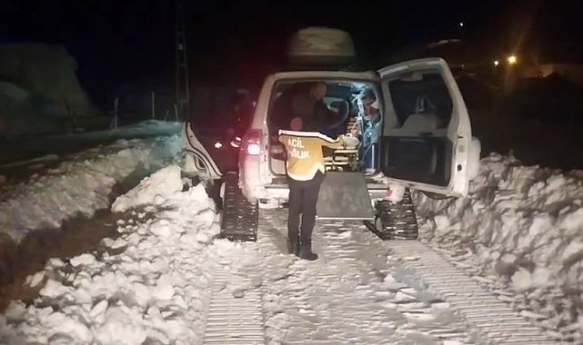 Bingöl'de yolda kalan paletli ambulansı ekipler kurtardı