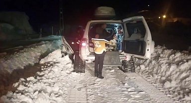 Bingöl'de yolda kalan paletli ambulansı ekipler kurtardı