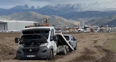 Bir çekiciyi kurtarmaya giden iki çekici de çamura saplandı