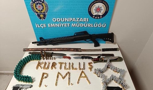Bisikletle çarptığı vatandaşı tehdit eden şahsın iş yerinden cephanelik çıktı