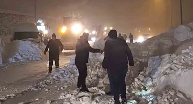 Bitlis çevre yolunda düşen çığın altında kalan tanker sürücüsü kurtarıldı