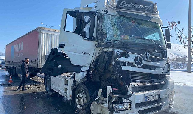 Bitlis'te iki tır çarpıştı