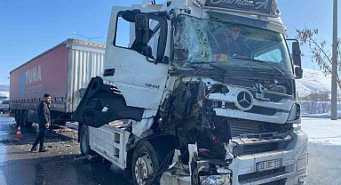 Bitlis'te iki tır çarpıştı