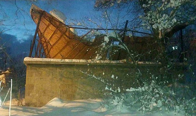 Bitlis'te karın ağırlığına dayanamayan çatı çöktü