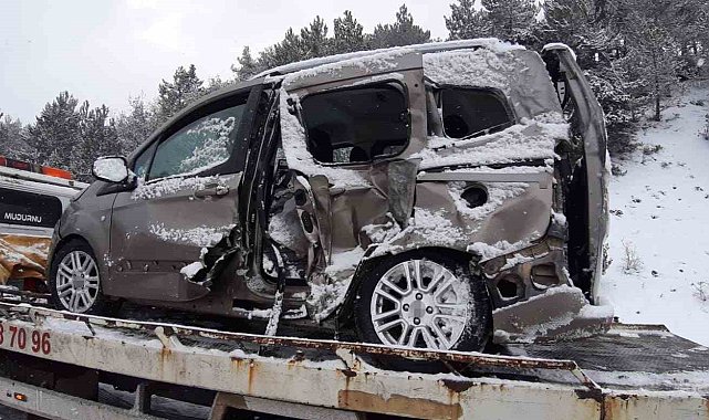 Bolu'da kamyon ile hafif ticari araç çarpıştı: 2 yaralı