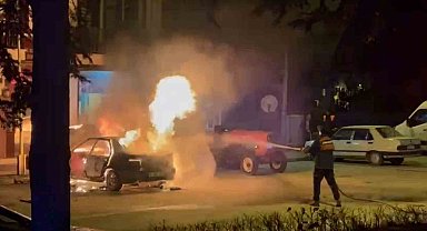 Bolu'da park halindeki otomobil alev alev yandı