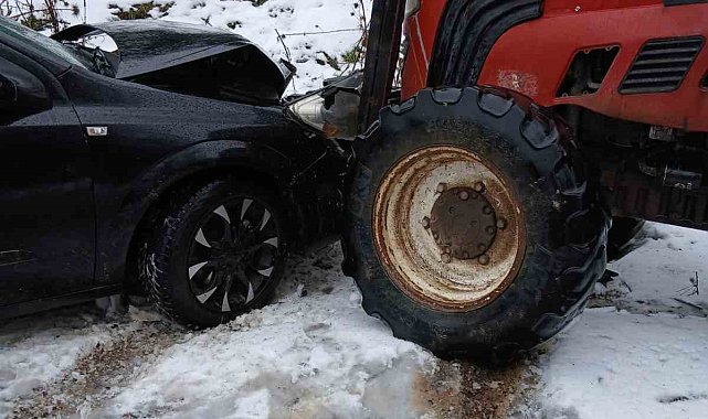 Bolu'da traktör ile otomobil kafa kafaya çarpıştı: 1 yaralı