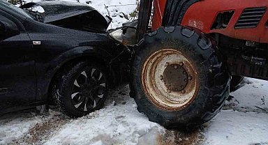 Bolu'da traktör ile otomobil kafa kafaya çarpıştı: 1 yaralı
