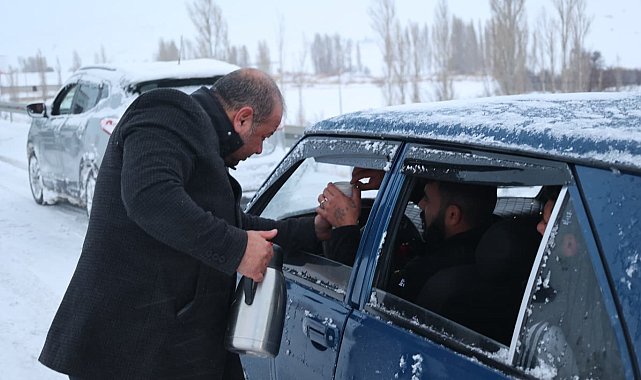 Bünyan Belediyesi kar mesaisindekilerin içini ısıttı