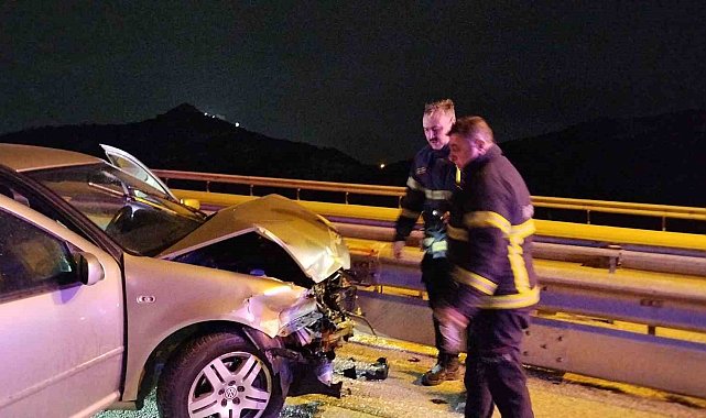 Burdur'da otomobil refüje çarptı: 1 yaralı