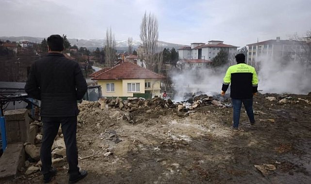 Burdur'da yangında evde mahsur kalan vatandaşı itfaiye erleri kurtardı