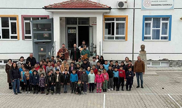 Burhaniye'de köy okullarındaki öğrencilere konser sürprizi