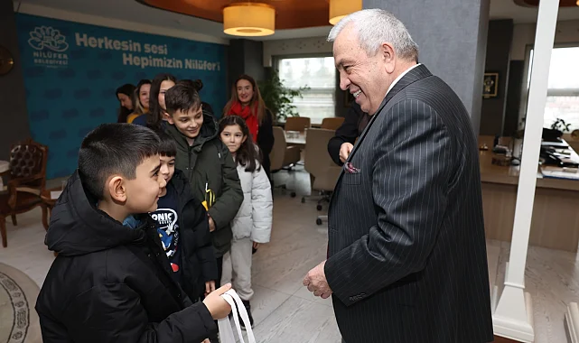 Bursa Nilüfer'de Badırgalı çocuklar el emeklerini Başkan Özdemir'e hediye etti