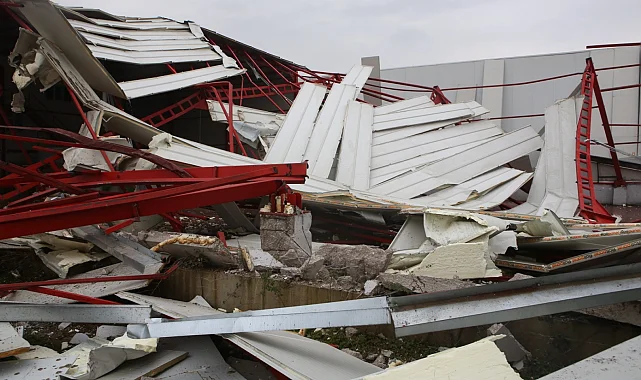 Bursa Nilüfer'de iki kaçak iş yeri yıkıldı