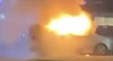 Bursa'da araç alev aldı, esnaf yangın tüpleriyle koştu