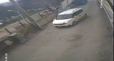 Bursa'da çatı ve prefabrik evler böyle uçtu, ağaçlar kırıldı