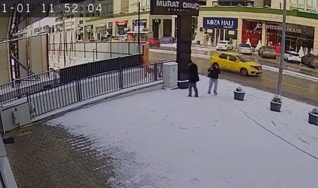 Bursa'da karla kaplanan kaldırımda kalp çizdiler, güvenlik kamerasını izleyenlerin içi ısındı