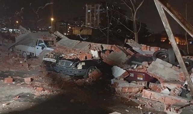 Bursa'da lodos duvarı devirdi, altında kalan 10 araç hasar gördü